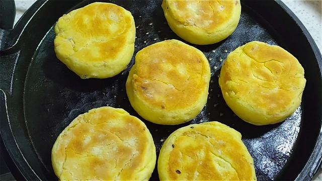 玉米面饼这样做，加多一种材料，口感丰富，吃着蓬松柔软，真香