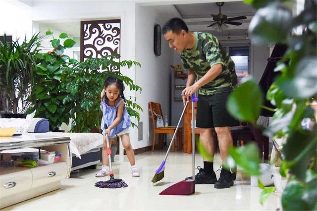 你的育儿经■“糊涂宝宝”走红，乐此不疲擦脚半小时都没干，网友：耐心一百分