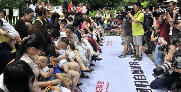 超级宝妈▲“老公和宝宝抢母乳？”只因不想浪费，网友：你好意思吗？