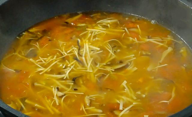 冬天我家常做这锅汤，成本才6元钱，饭前来一碗，酸辣开胃又解馋