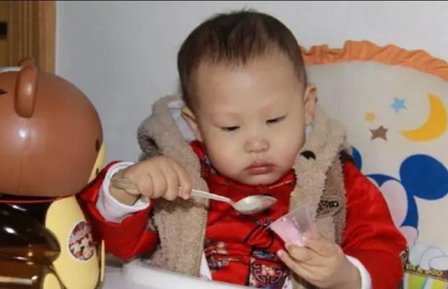超级宝妈|4岁女宝舌头变“筛子”，1元童年零食成元凶，很多孩子还在吃