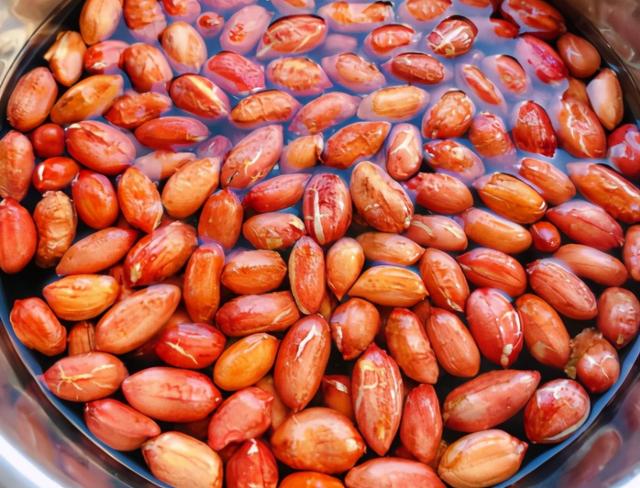 炖莲藕汤为啥总发黑？大厨教我1招技巧，莲藕鲜香软烂，色泽白净