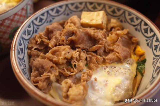 黑椒土豆肥牛，鲜香软嫩超下饭，好吃到舔碗底，周末宅家就吃它啦