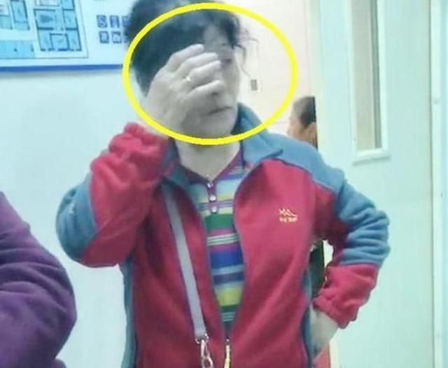 你的育儿经：孕妈待产，产房外两个老人不同表现，护士一眼就看出哪个是亲妈
