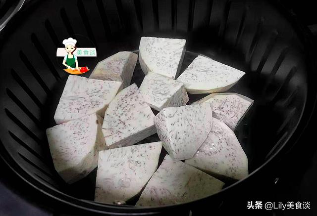 鱼头芋头煲此做法，鲜美滋补，营养高热量足，冷天吃它暖胃又暖身