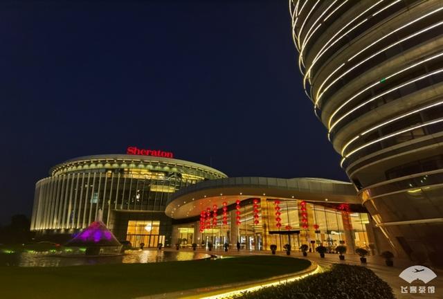 #旅行柚子君#入住外号“马桶圈”的五星酒店，因造型奇特成为地标，内部挺豪奢