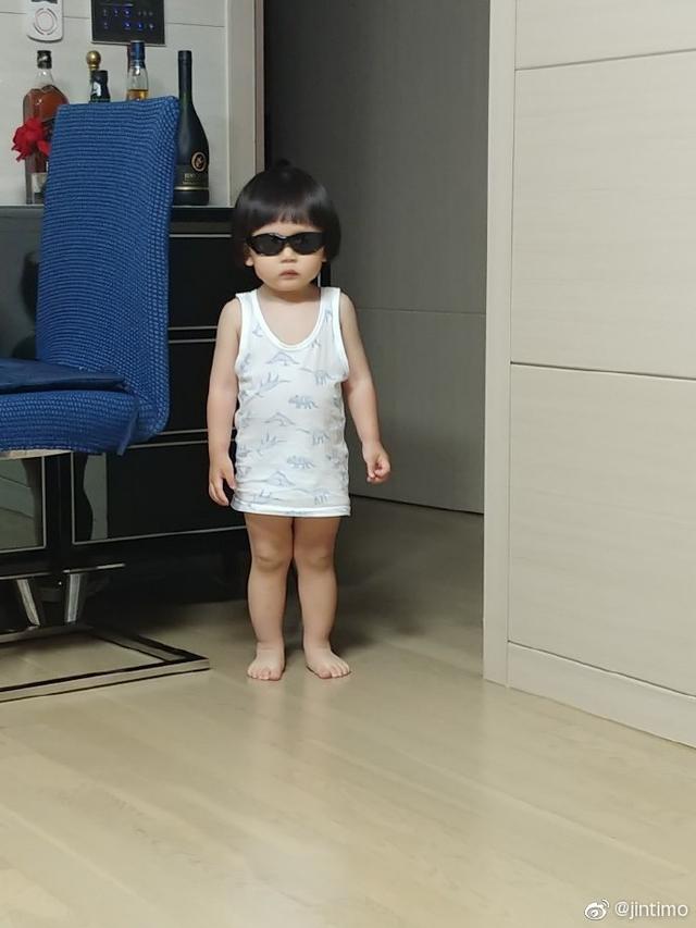 影视交流地|Mystic妻子晒小树苗照片：黑超眼镜锅盖头