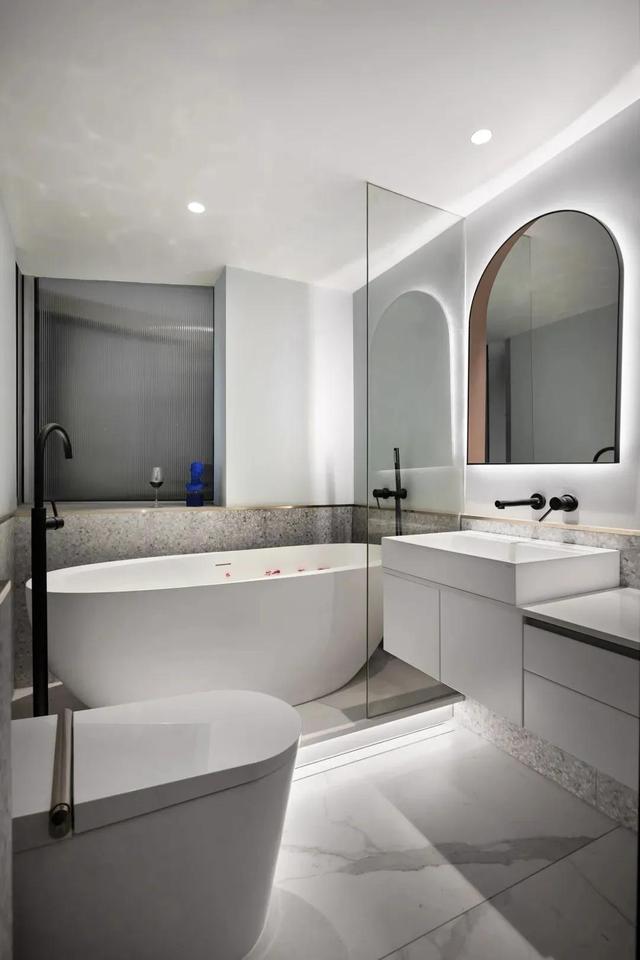 难怪入墙设计广受小户型喜欢，门入墙省空间、水龙头入墙高级