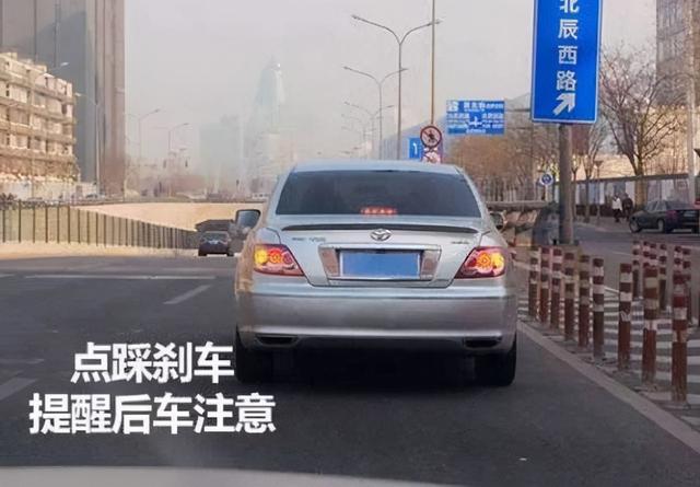 车灯怎么打才能让前后车知道你要超车、感谢和提醒2