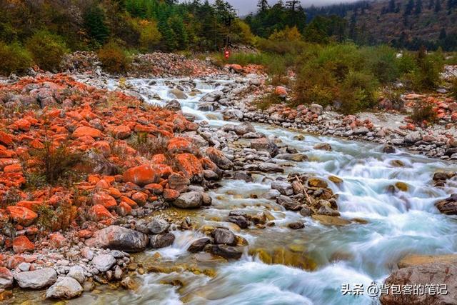玩乐足迹:神秘甘孜独一无二的怪异红石,带走就变颜色成普通石头