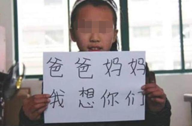 【你的育儿经】孩子走路扭屁股，爸爸质问原因，脱去裤子后宝爸生气又心疼
