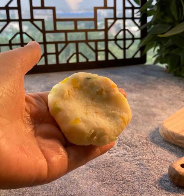 超级宝妈|这一道辅食太上头了！怎么吃都不腻！一拌一煎全家都能吃