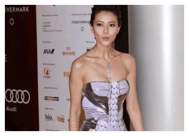 晚巷|高圆圆“真人”长啥样？当未修图曝光，网友：赵又廷是怎么过的？