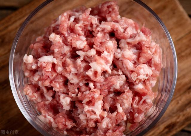 调肉馅时，有人先加水，有人先放油，分享正确方法，肉馅鲜香入味