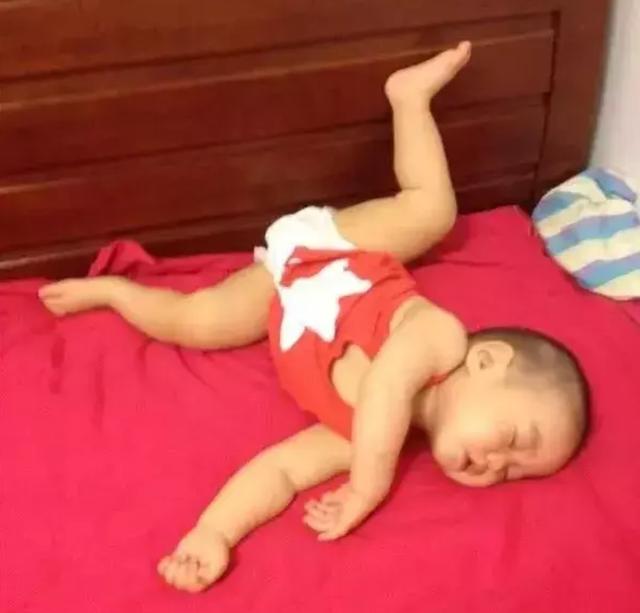 为什么宝宝睡觉喜欢满床打滚？并不是太热，这3个原因让人想不到