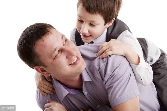 春风|太扎心！爸爸出差回来只问作业，儿子却说“我做梦都在想你！”