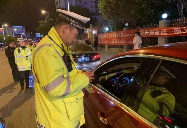 开车没带驾驶证就是“无证驾驶”？交警：能拿出这个，就不追究