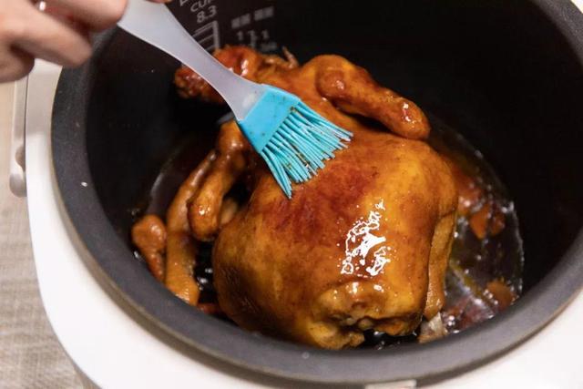 电饭煲也能做烤鸡，鸡肉鲜嫩多汁，香软脱骨，味道不比买的差