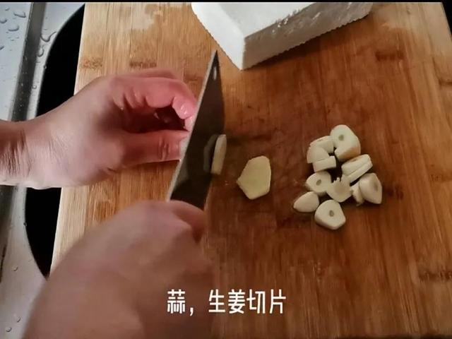 冬天就爱喝汤水，半个鱼头1块豆腐炖一炖，汤浓味鲜，低脂又营养