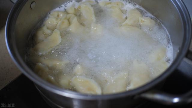 白菜饺子好吃有技巧，调馅前加1步，白菜不出水，味道更鲜美