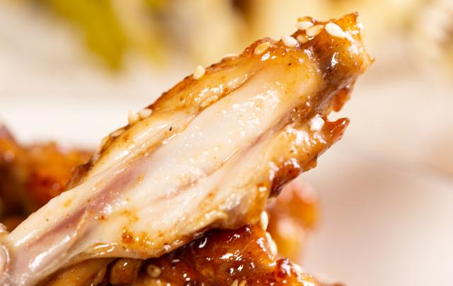 蜜汁小鸡翅，又一个好吃到嗦手指的鸡翅做法，比可乐鸡翅香多啦