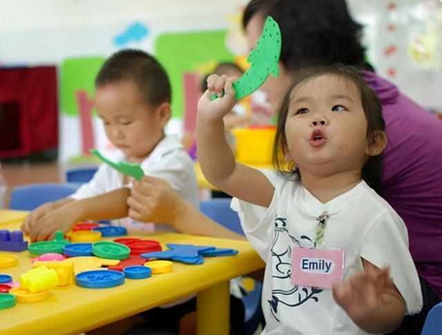 幼儿园老师让“捐花”，宝妈回家后欲哭无泪：我花两万买的永生花