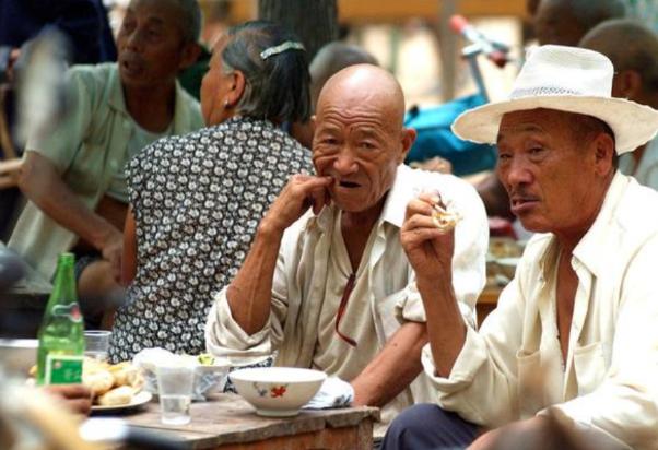 人到中年，懂得吃很重要！做到饭后“三不要”，肠胃也会感激你