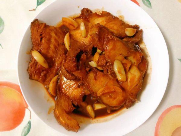 想要吃得健康，还是得吃大蒜烧鳕鱼