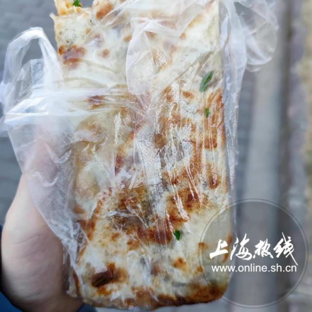 开在浦东的二十年蛋饼老摊头！居民大冬天排队半小时只为吃这一口热乎？