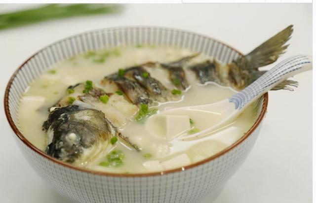 ?做鲫鱼汤，用开水还是凉水？做好3点，鱼汤更鲜更浓白，无腥味