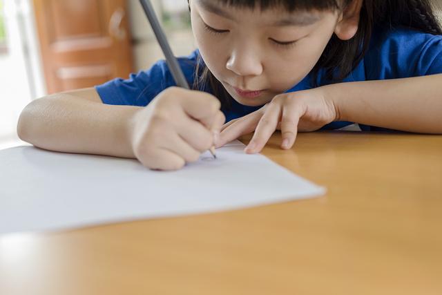 超级宝妈@辟谣，孩子推迟上学成绩会变差？宅家对娃这些好处别忽视