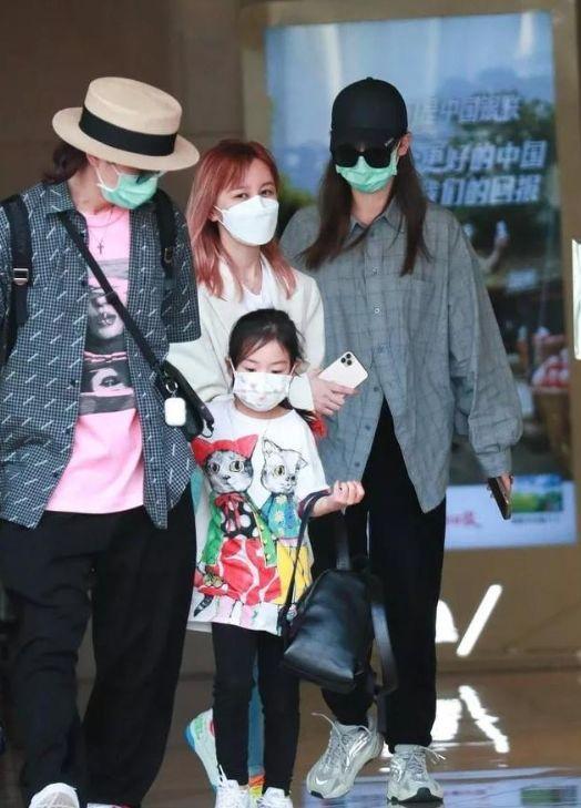 戚薇女儿时尚感爆棚，才5岁挑染红发抢镜，长大后又是个“戚薇”|资讯早知道