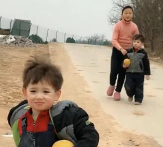 超级宝妈|双胞胎乡下奶奶带，一个月后混血王子变“混凝土”，爸妈哭笑不得