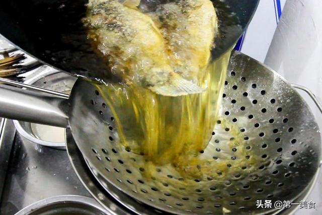 「吃天下」学会这道黄焖鲫鱼汤，孕妇小孩喝了身体倍儿棒