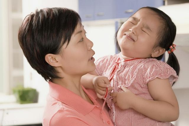 故事：女儿从小被老妈打，女儿说从未感受到爱，得知真相后她痛哭流涕