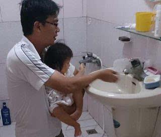 #超级宝妈#孩子不爱洗手怎么办？硬核爸爸的做法让人称赞，赶紧收藏起来吧