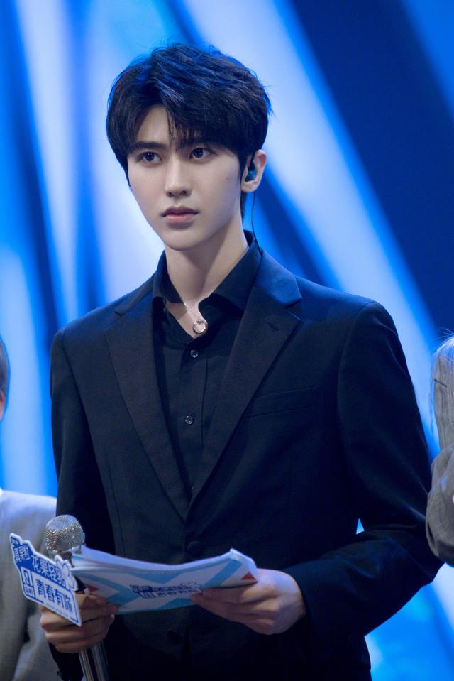 蔡徐坤身着黑色西装 帅气十足|环球网