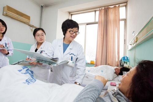 [你的育儿经]产妇顺产“剃毛”遇到了男医生，老公要自己动手，却被医生怼走了