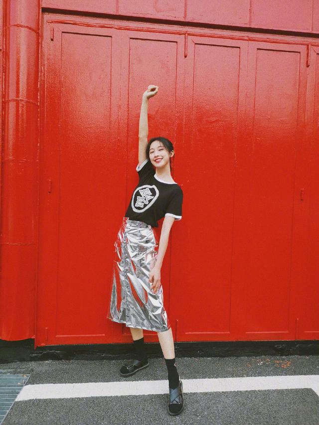 普拉达女王张俪柳岩罕见同框，同是休闲简约穿搭，身材高挑的张俪赢得太轻松