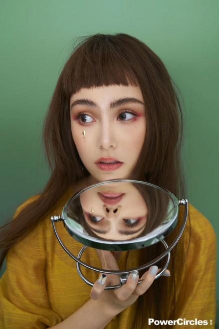 昆凌童趣大片鬼马灵动 齐刘海造型花式玩动物贴纸|fun娱乐