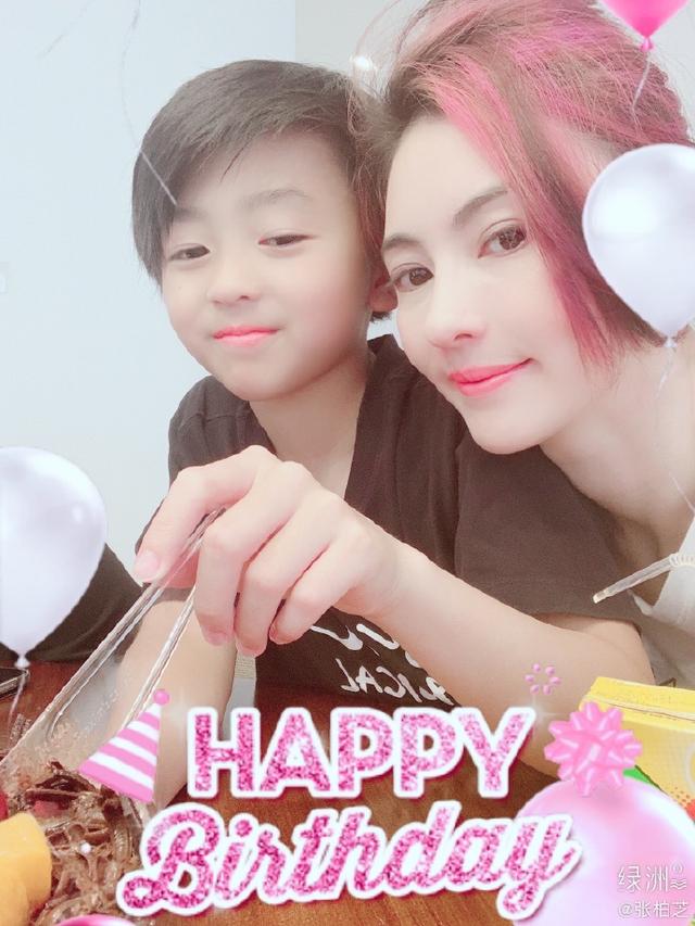 张柏芝首晒全家福，三胎儿子天生黄发，生父疑似外国人电影工厂