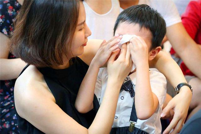 你的育儿经|“我是你妈还管不了你？”“纠缠型母亲”对孩子的危害，让人后怕