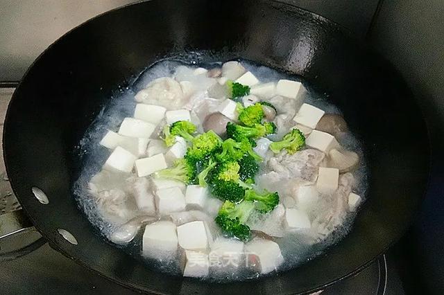 菌菇豆腐肉片汤：口感清淡鲜美，老少皆宜