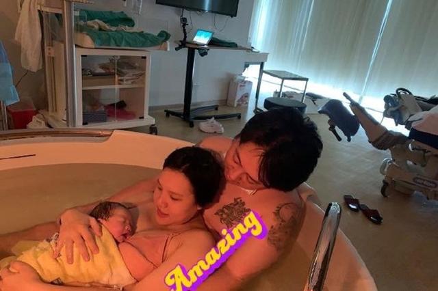 超级宝妈▲“最强悍产妇”在海中游泳生娃，这种方式很少见，网友：不敢尝试