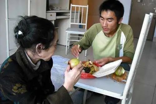 「暖先生格调」四岁丧父住猪圈，背着疯娘上大学：读书，才是世上最好走的路