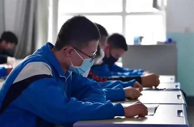 暖先生格调：大学开学如何考虑？教育部：继续后延！网友：受不了，爸妈快要给我断绝关系了！