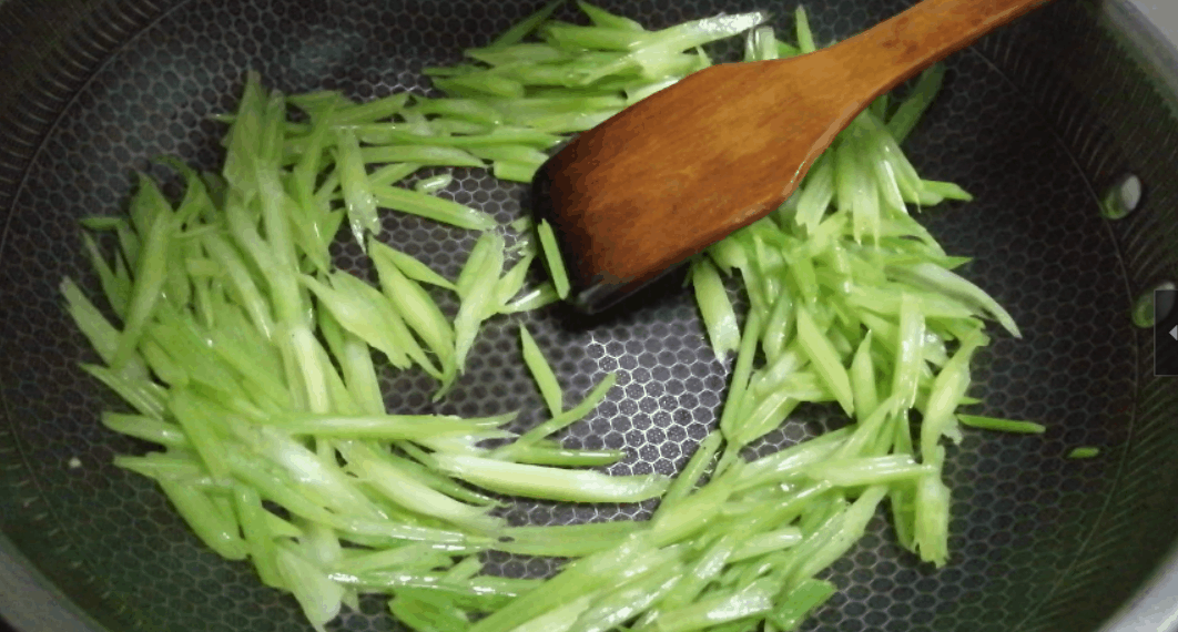 香干和什么搭配好吃？看看这味绿叶食材，成菜后香气扑鼻味美下饭