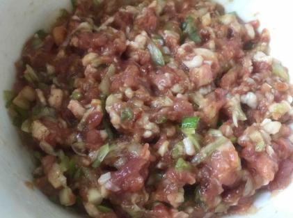 调猪肉饺子馅儿时，掌握“盐水油”口诀，做好鲜嫩多汁，香味十足