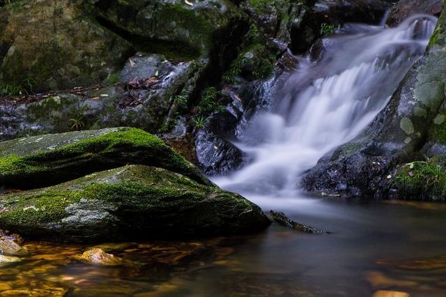 5月的芷江百瀑峡景区,缕缕微风,瀑布飞流,峡谷幽深.