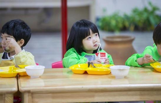 超级宝妈■为哄宝宝上幼儿园，宝爸自制“棒棒糖”书包，网友：想要同款！